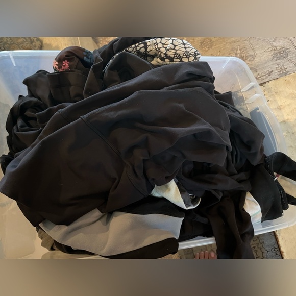 Lululemon mystery box | size 4 - Picture 3 of 5